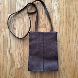 Johnny Farah brown leather cross body bag, flap closure and zippered pockets EUC